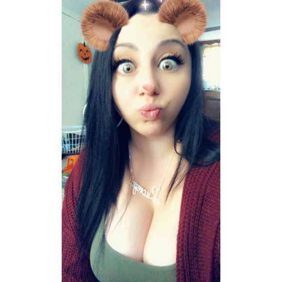 Profile Picture of Lucrezia Mahoney (@lmahoney425) on Poshmark