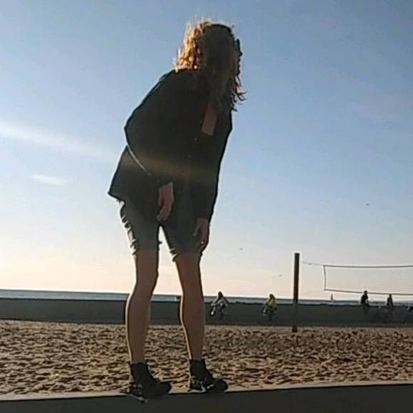 Profile Picture of Lara Sullivan (@damnpockets) on Poshmark