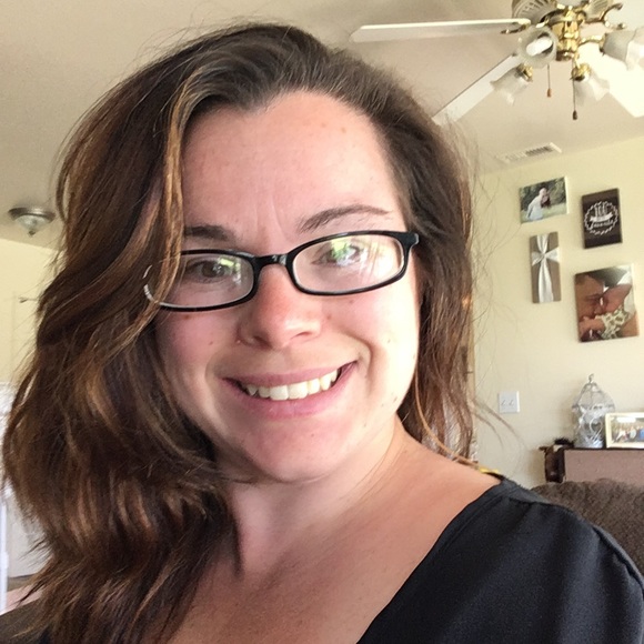 Profile Picture of Desirae Ackerman (@desiraeackerman) on Poshmark