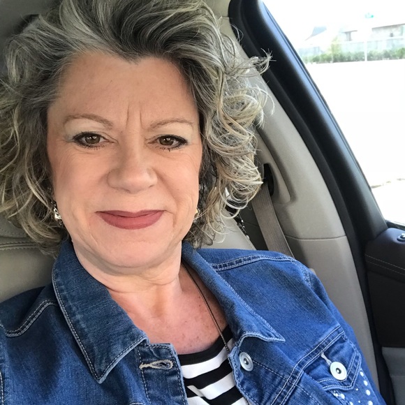 Profile Picture of Renee Longden (@reneel18) on Poshmark