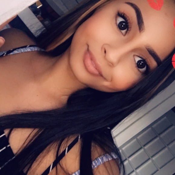 Profile Picture of Melissa Lares (@irlinneml) on Poshmark