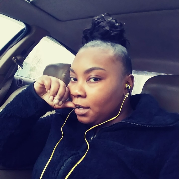 Profile Picture of Simone Tate (@monie513) on Poshmark