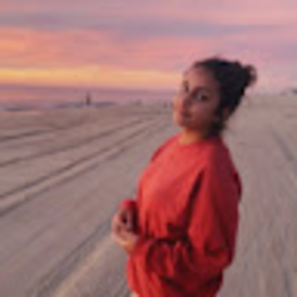 Profile Picture of Fay Khateeb (@kjleefcps) on Poshmark