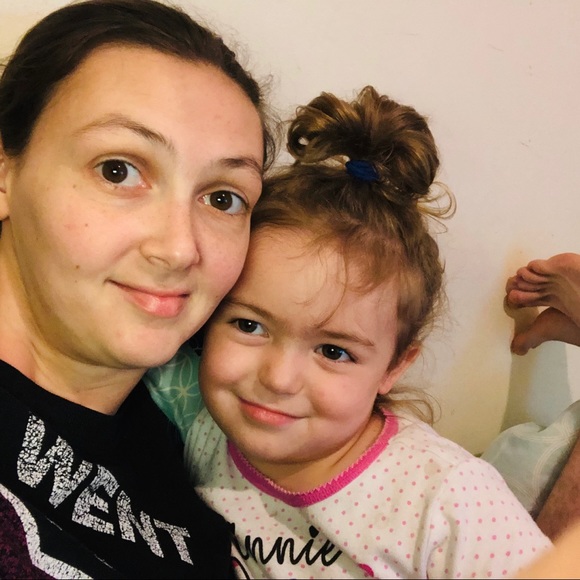 Profile Picture of Amber Gallion (@amberdawnn94) on Poshmark