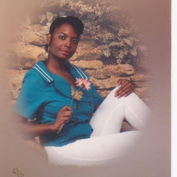 Profile Picture of Vernitia Robertson (@varnitiagary) on Poshmark