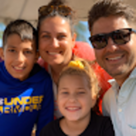 Profile Picture of Michelle Azenha (@michelleazenha) on Poshmark