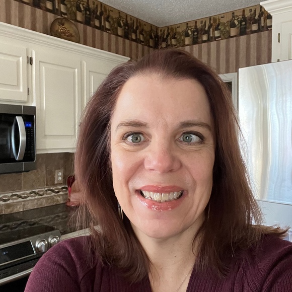 Profile Picture of Danielle Galligani (@sagdig71) on Poshmark