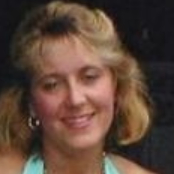 Profile Picture of Raula Estrada (@reuse9359) on Poshmark