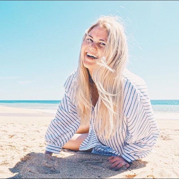 Profile Picture of Julia elizabeth Yager (@juliaeca) on Poshmark