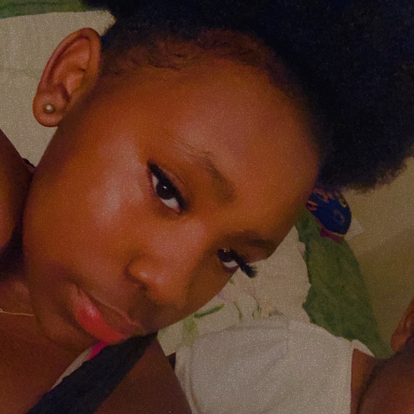 Profile Picture of Malaysia Woods (@malaysiawoods) on Poshmark