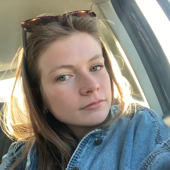 Profile Picture of Isabella Lomauro (@isabellalomauro) on Poshmark