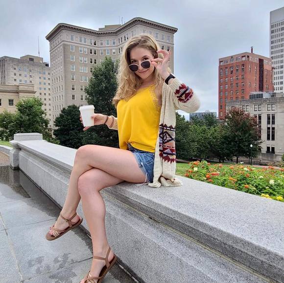 Profile Picture of Kelli Crosta (@fbnotifssuck) on Poshmark