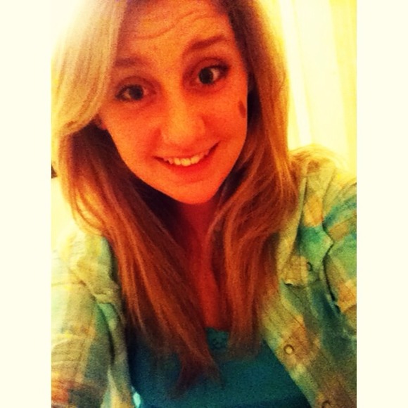 Profile Picture of Hannah Ramsay (@hannahrenee522) on Poshmark