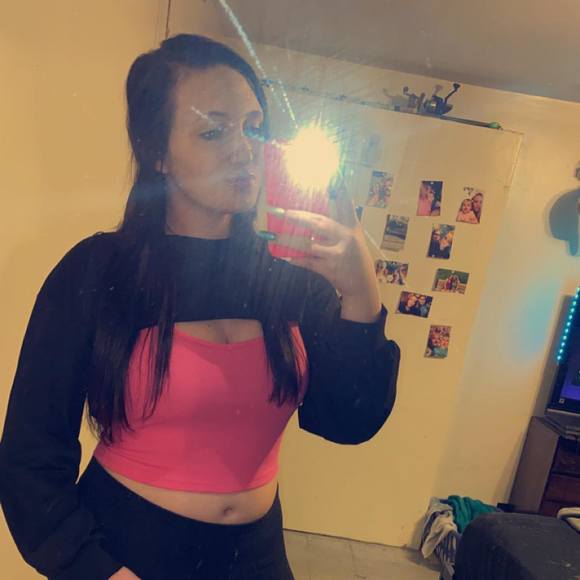 Profile Picture of Hannah Devinney (@shalerhd) on Poshmark