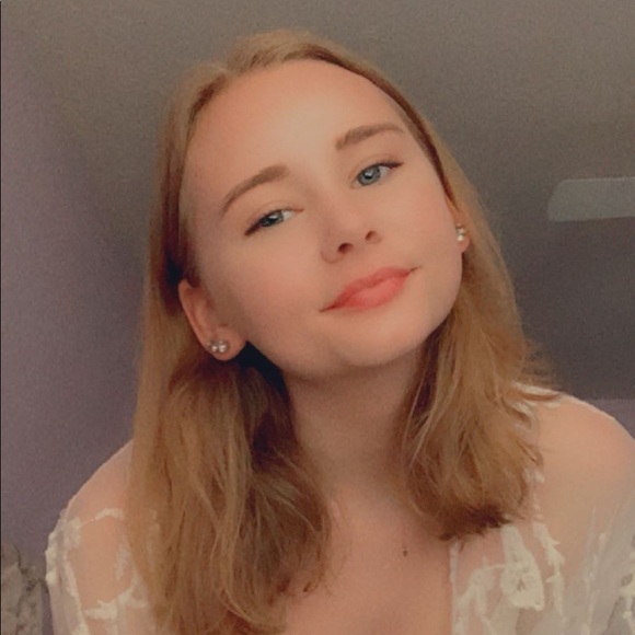 Profile Picture of Sarah Petraska (@sarah_petraska) on Poshmark