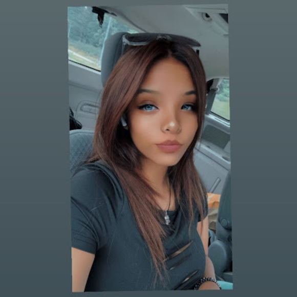 Profile Picture of Solange Pariona (@solangepariona) on Poshmark