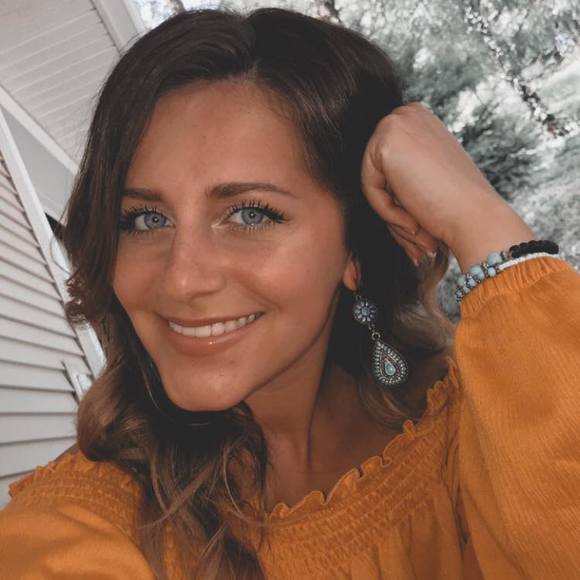 Profile Picture of Gabrielle Gardner (@gabriellegard) on Poshmark