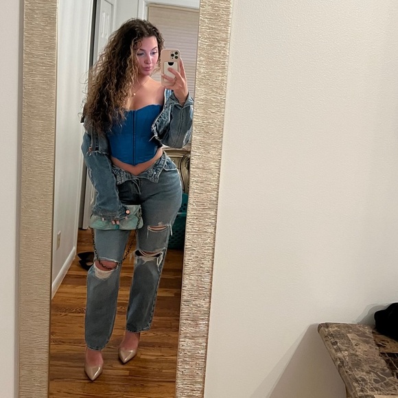 Profile Picture of Sara Papraniku (@sarapaps11) on Poshmark