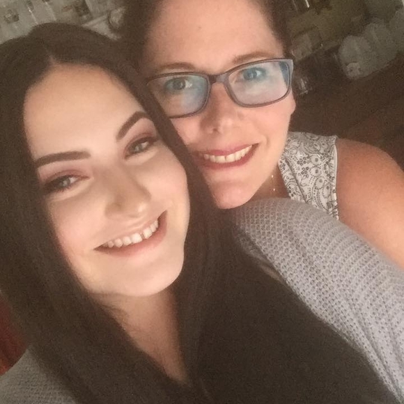Profile Picture of Liza Schultz (@idohair123) on Poshmark
