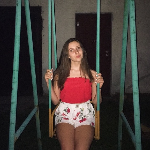 Profile Picture of Sophie Kotulski (@sophkotul) on Poshmark