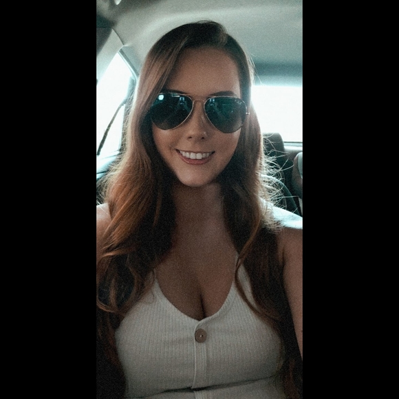 Profile Picture of Brittany Mains (@brittanymains27) on Poshmark