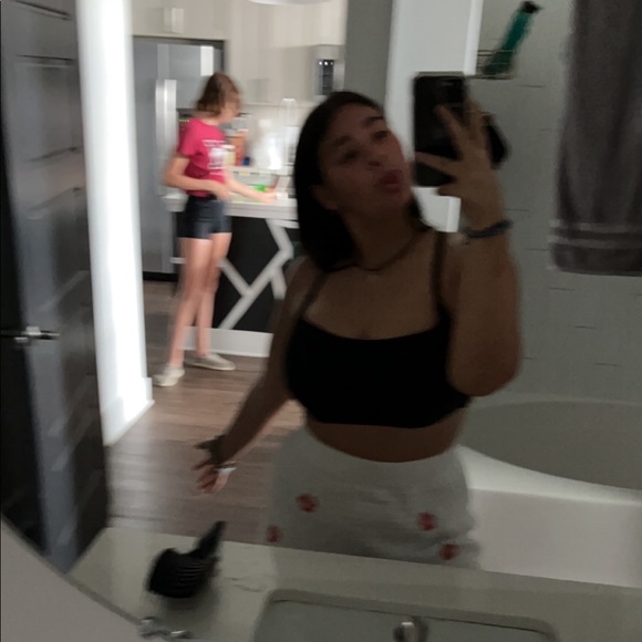 Profile Picture of Gabriella Kruszewski (@gabbykrusz) on Poshmark