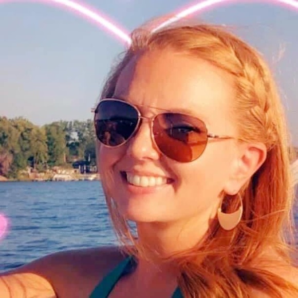 Profile Picture of Stephanie Fife (@stephanie_fife) on Poshmark