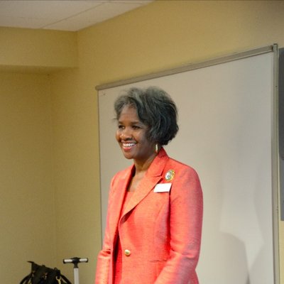 Profile Picture of Robin Reeves (@reevesetiquette) on Twitter