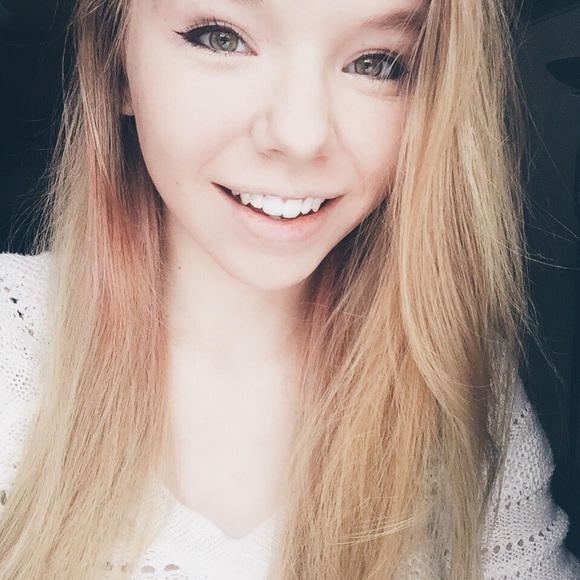 Profile Picture of Adrianna Broome (@adriannasue) on Poshmark