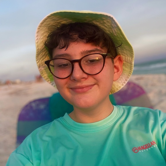 Profile Picture of Ryan Hilyer (@ryanhilyer) on Poshmark