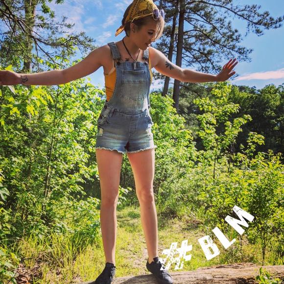 Profile Picture of Bethany Sistek (@bethanysistek) on Poshmark