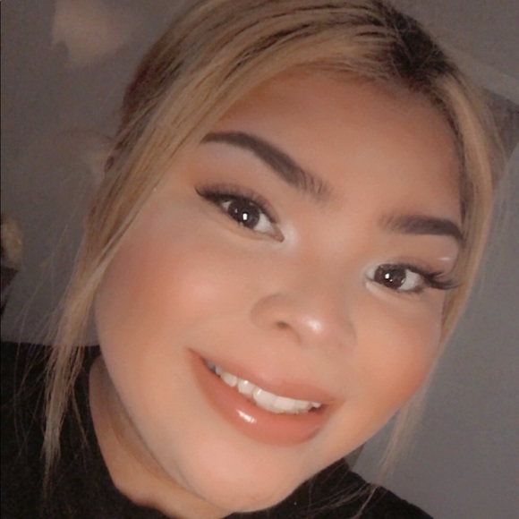 Profile Picture of Juliana Govea (@juligov04) on Poshmark