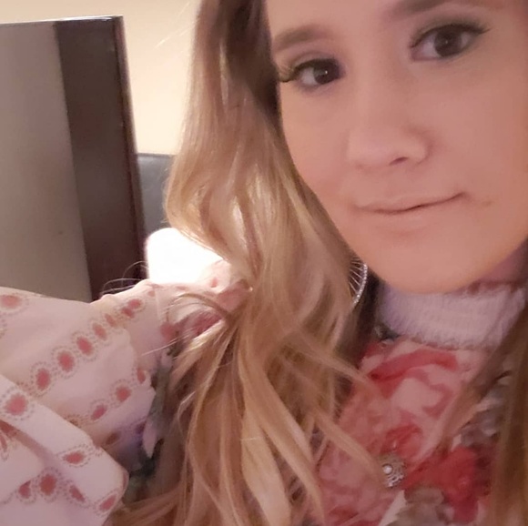 Profile Picture of Leslie Rebneris (@unicornleslie) on Poshmark