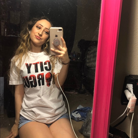 Profile Picture of Katelyn Hughes (@kat_hughes) on Poshmark