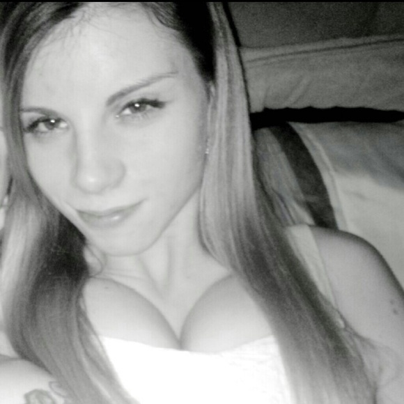 Profile Picture of Kelsie Thomasino (@kellrose) on Poshmark