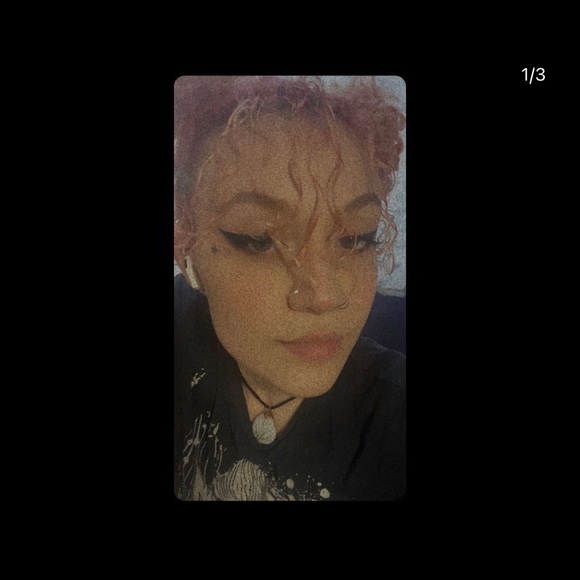 Profile Picture of Dee Gonzalez (@ilazaretto) on Poshmark