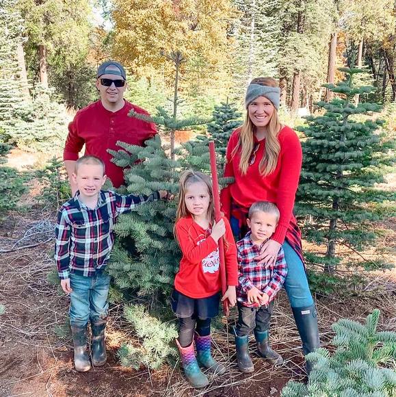 Profile Picture of Mandy Michelle (@mandystrobridge) on Poshmark