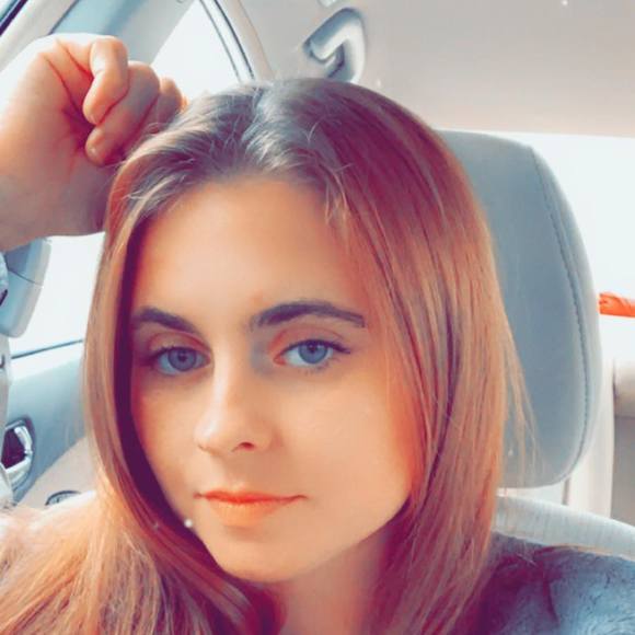 Profile Picture of Lara Roberson (@lararenee20) on Poshmark