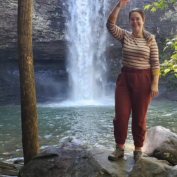 Profile Picture of Amanda Stonebraker (@amandastonebr) on Poshmark