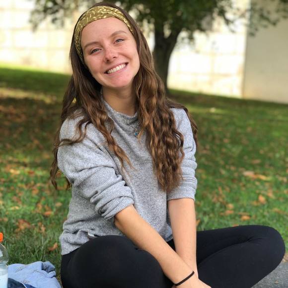 Profile Picture of Ashlynn Uzl (@18auzl) on Poshmark