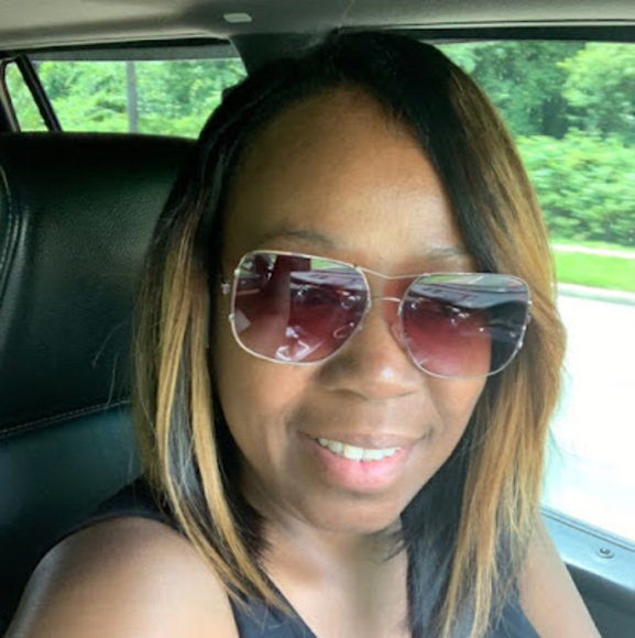 Profile Picture of Carolissa Smith (@carolissa211) on Poshmark