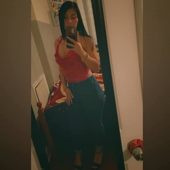 Profile Picture of Alex Peralta (@alexalemi) on Poshmark