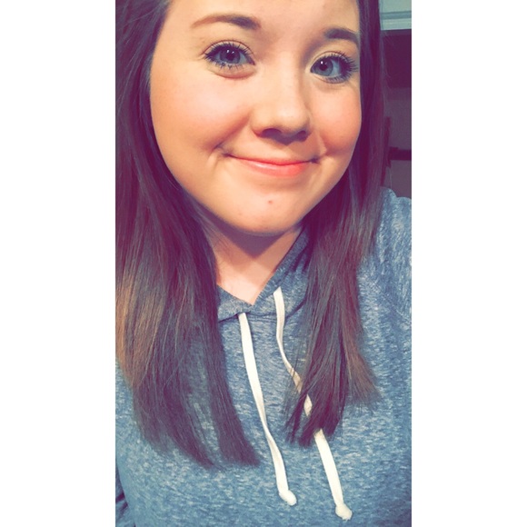 Profile Picture of Taylor Navratil (@taylornavratil) on Poshmark