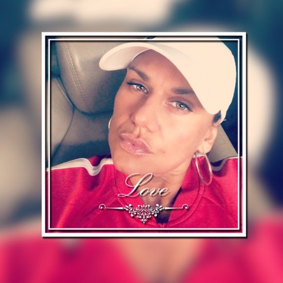 Profile Picture of Lisa Matos (@lisettematos) on Poshmark