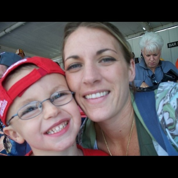 Profile Picture of Amy Bonitz (@amyb1444) on Poshmark