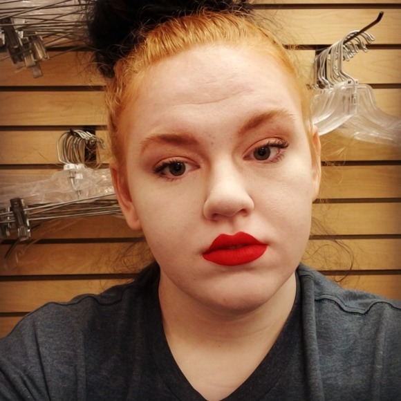 Profile Picture of Jessica Batts (@bookdreamer98) on Poshmark