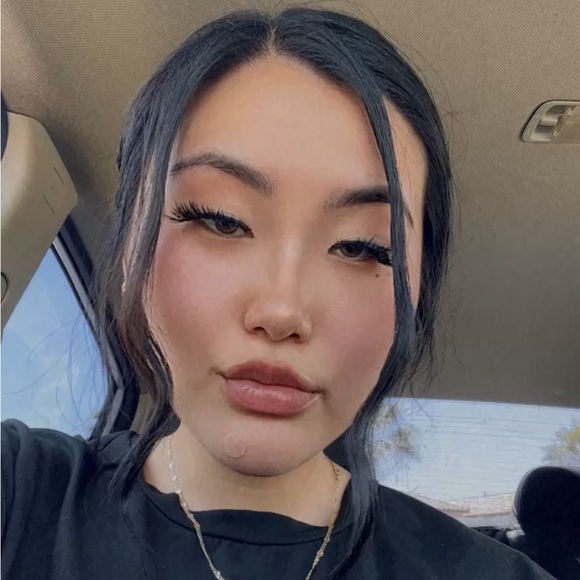 Profile Picture of Hannah Chang (@xohoneybabyy) on Poshmark