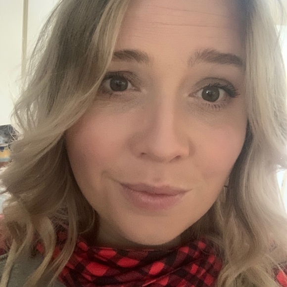 Profile Picture of Dawna Levesque (@dawnalevesque) on Poshmark