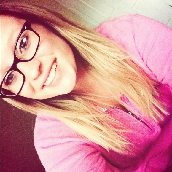 Profile Picture of Courtney Tassey (@tasseyy_) on Poshmark
