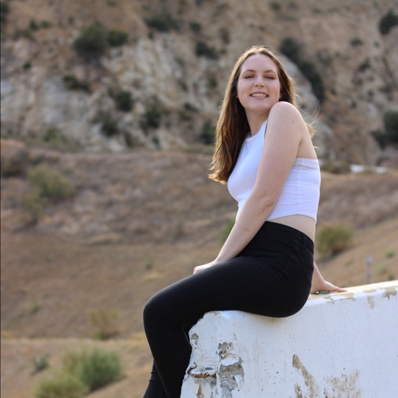 Profile Picture of Heather Rightnar (@heatherpiee) on Poshmark